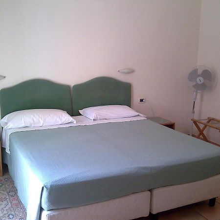 Hotel Pescetto Albenga Bagian luar foto