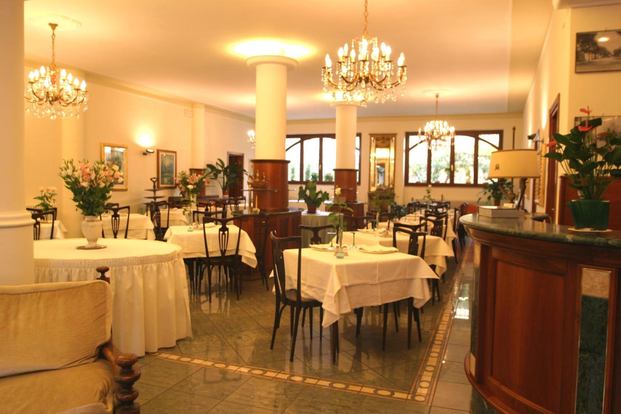 Hotel Pescetto Albenga Bagian luar foto