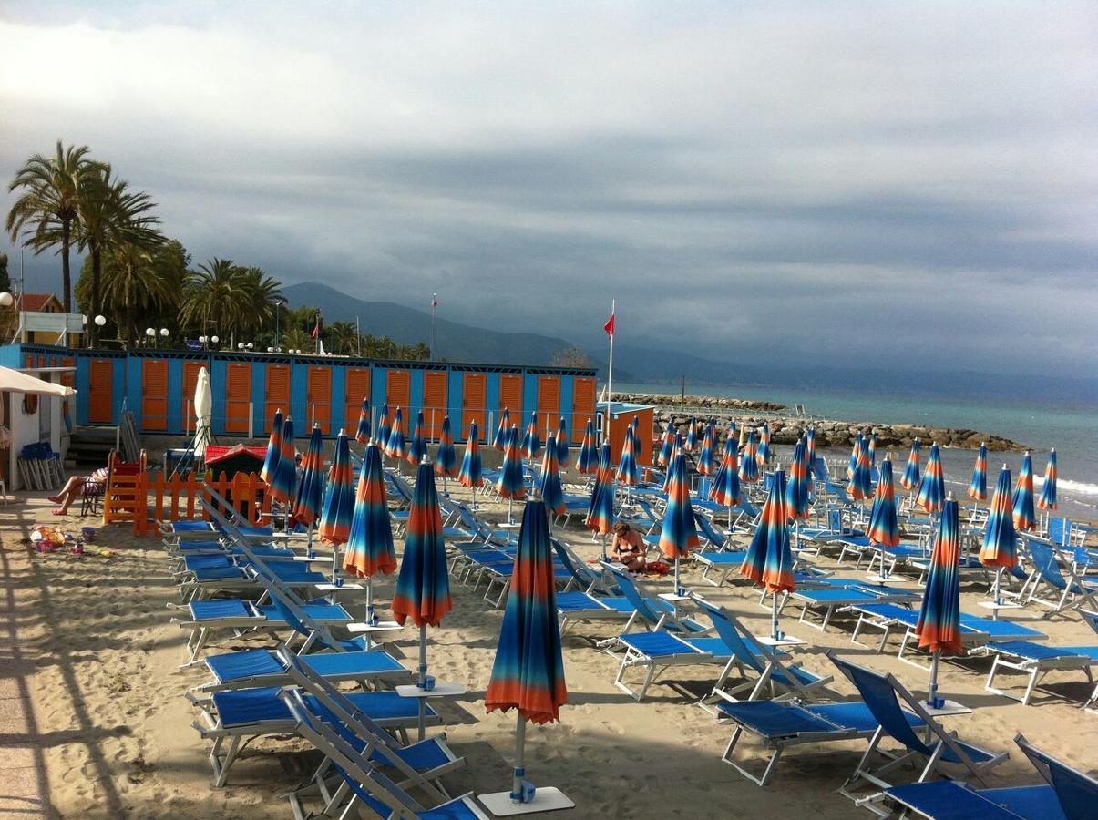Hotel Pescetto Albenga Bagian luar foto