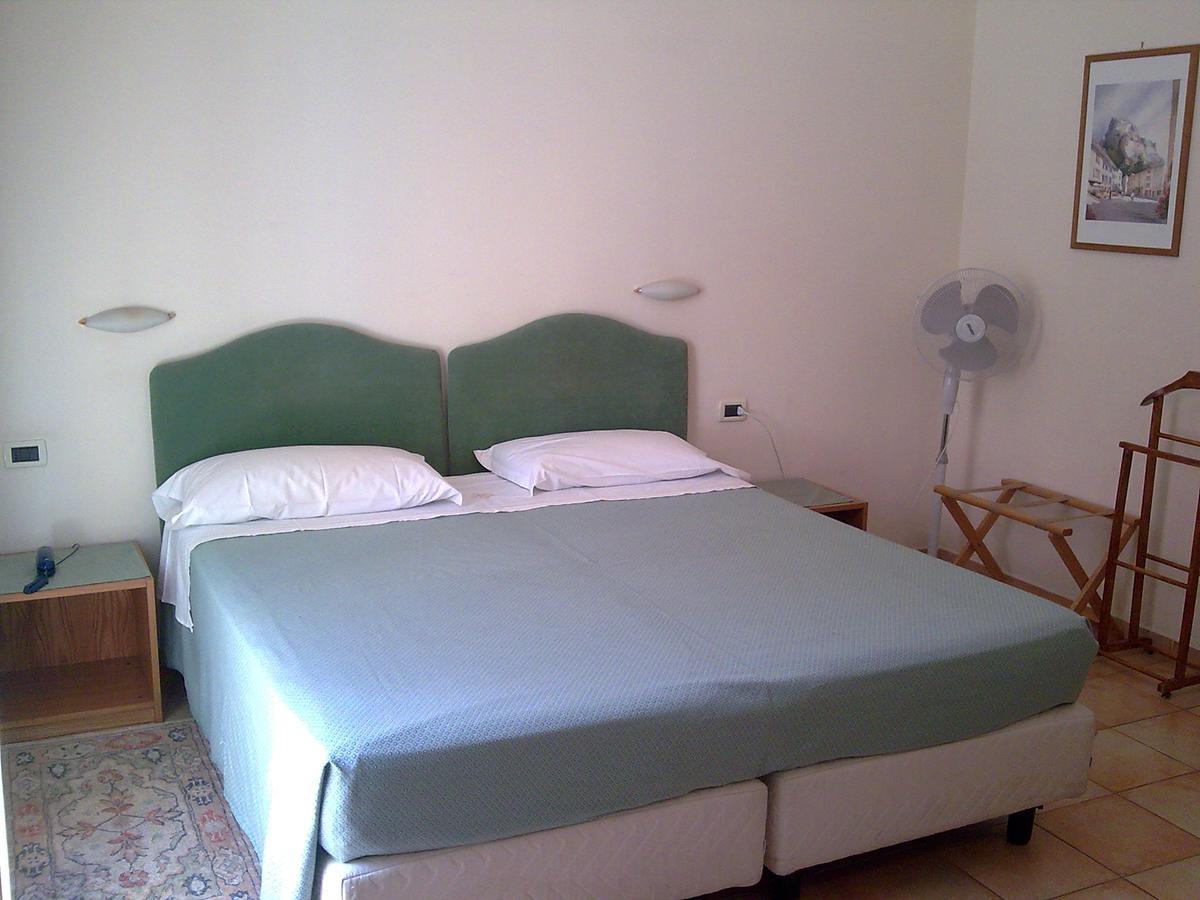 Hotel Pescetto Albenga Bagian luar foto