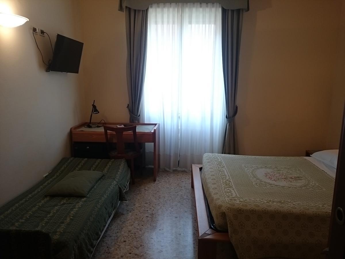 Hotel Pescetto Albenga Bagian luar foto