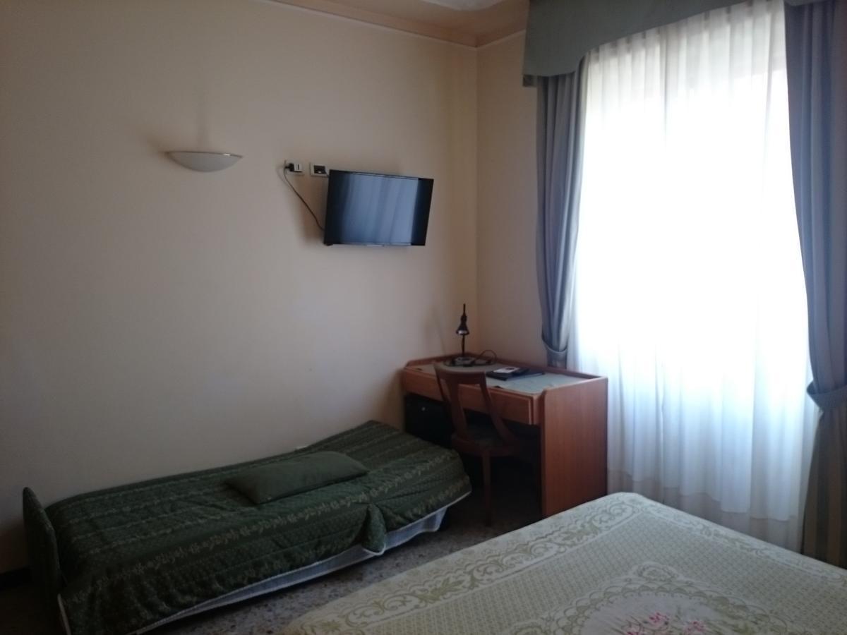 Hotel Pescetto Albenga Bagian luar foto